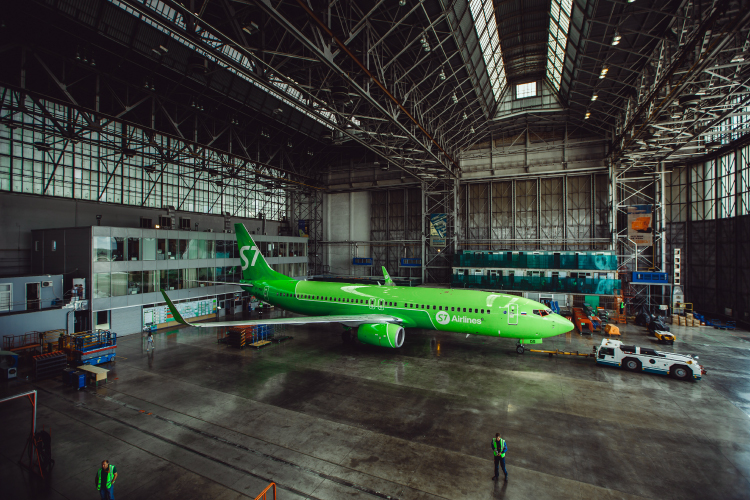 Boeing 737 компании S7 на техническом обслуживание