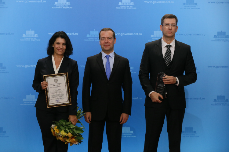 Церемония награждения лауреатов премии 2017 года. Слева направо: Елена Карасева, директор по управлению качеством фармацевтической компании «ВЕРТЕКС», Дмитрий Медведев, Председатель Правительства РФ, Георгий Побелянский, генеральный директор фармкомпании «ВЕРТЕКС»