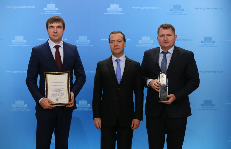 Церемония награждения лауреатов премии 2017 года. Слева направо: Артём Горланов, Директор «ТаграС-ЭнергоСервис», Дмитрий Медведев, Председатель Правительства РФ, Ильнур Усманов, начальник отдела инжиниринга и развития производственных систем «ТаграС-ЭнергоСервис»