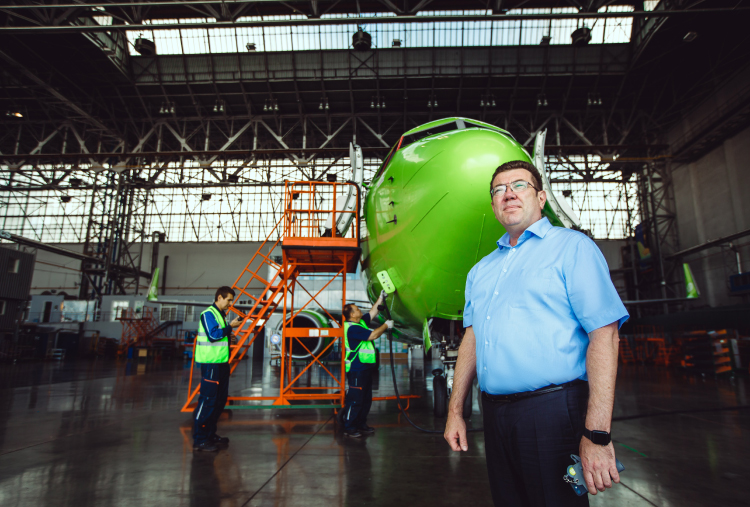 Марат Терещенко, генеральный директор С7 ИНЖИНИРИНГ, на фоне Boeing 737