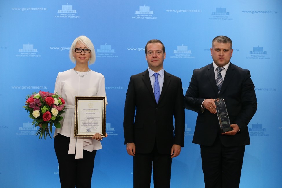 Церемония награждения лауреатов премии 2017 года. Слева направо: И. Слесарева (первый заместитель генерального директора АО «Гипрогазоочистка»), Д. Медведев (Председатель Правительства РФ), С. Анисимов (генеральный директор АО «Гипрогазоочистка»). 
